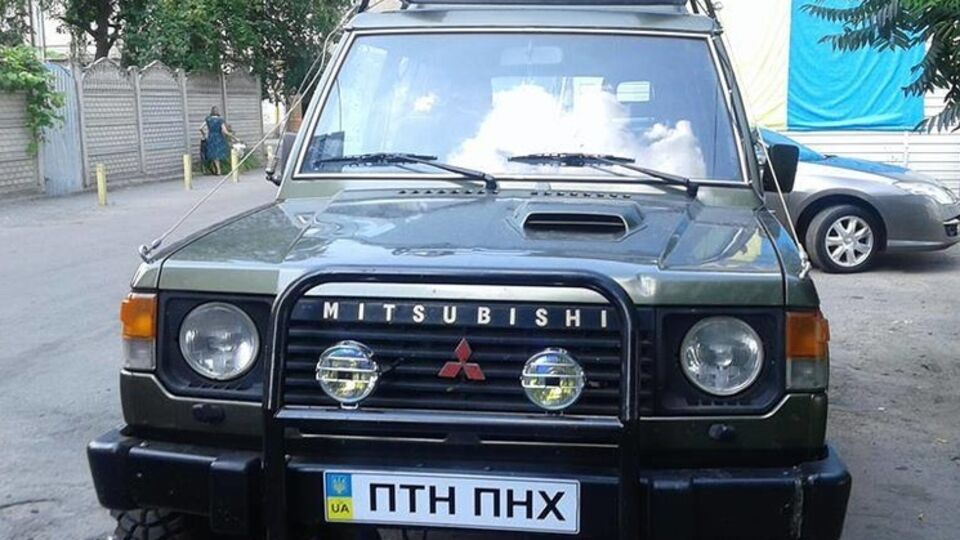 Теперь на номерах не должно быть наклеек даже патриотического содержания