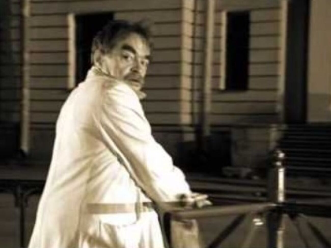 После того, как Берлиоз ухватился за турникет, пошли финальные титры, сцену гибели "Россия 1" не показал