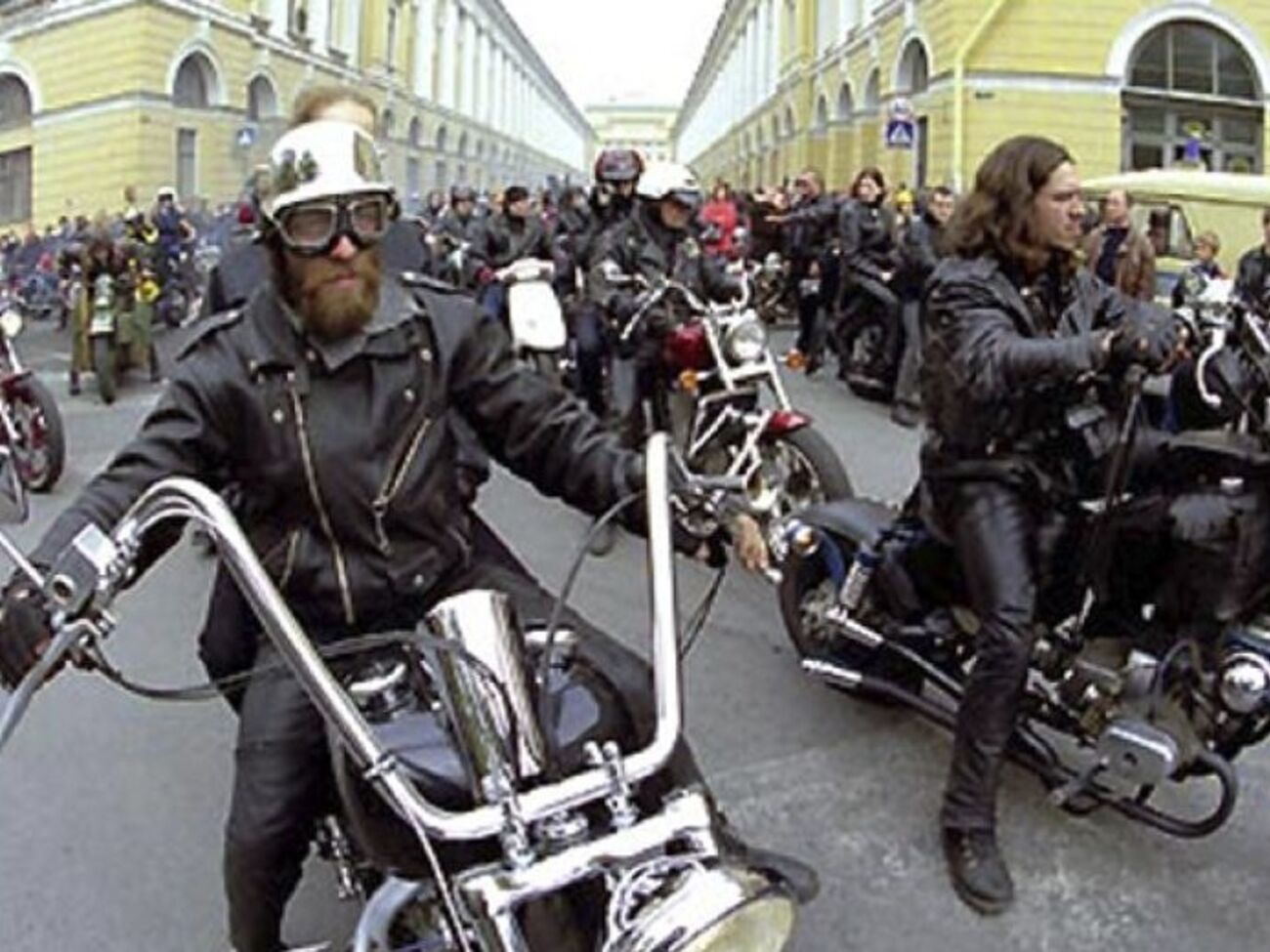 Колонну российского мотоклуба "Ночные волки", которая&nbsp;двигалась&nbsp;в направлении Мюнхена (Германия), завернули&nbsp;с автобана в "карман" и окружили более 20 немецких полицейских с собаками