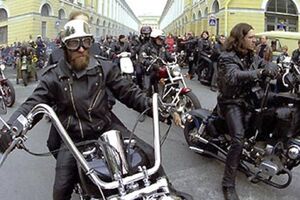 Колонну российского мотоклуба "Ночные волки", которая двигалась в направлении Мюнхена (Германия), завернули с автобана в "карман" и окружили более 20 немецких полицейских с собаками