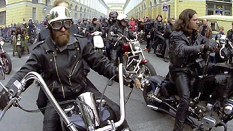 Колонну российского мотоклуба "Ночные волки", которая двигалась в направлении Мюнхена (Германия), завернули с автобана в "карман" и окружили более 20 немецких полицейских с собаками