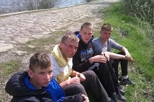 Подросткам по 16 лет