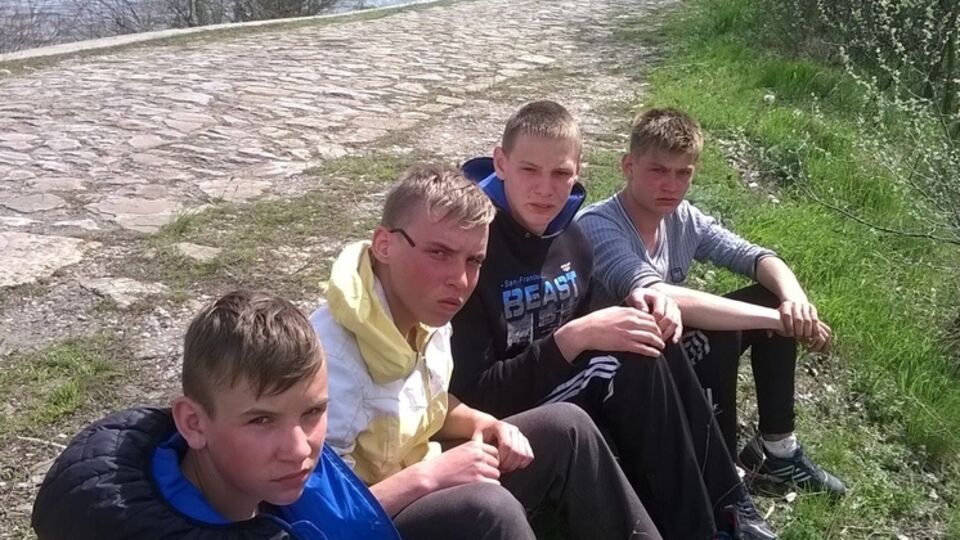 Подросткам по 16 лет