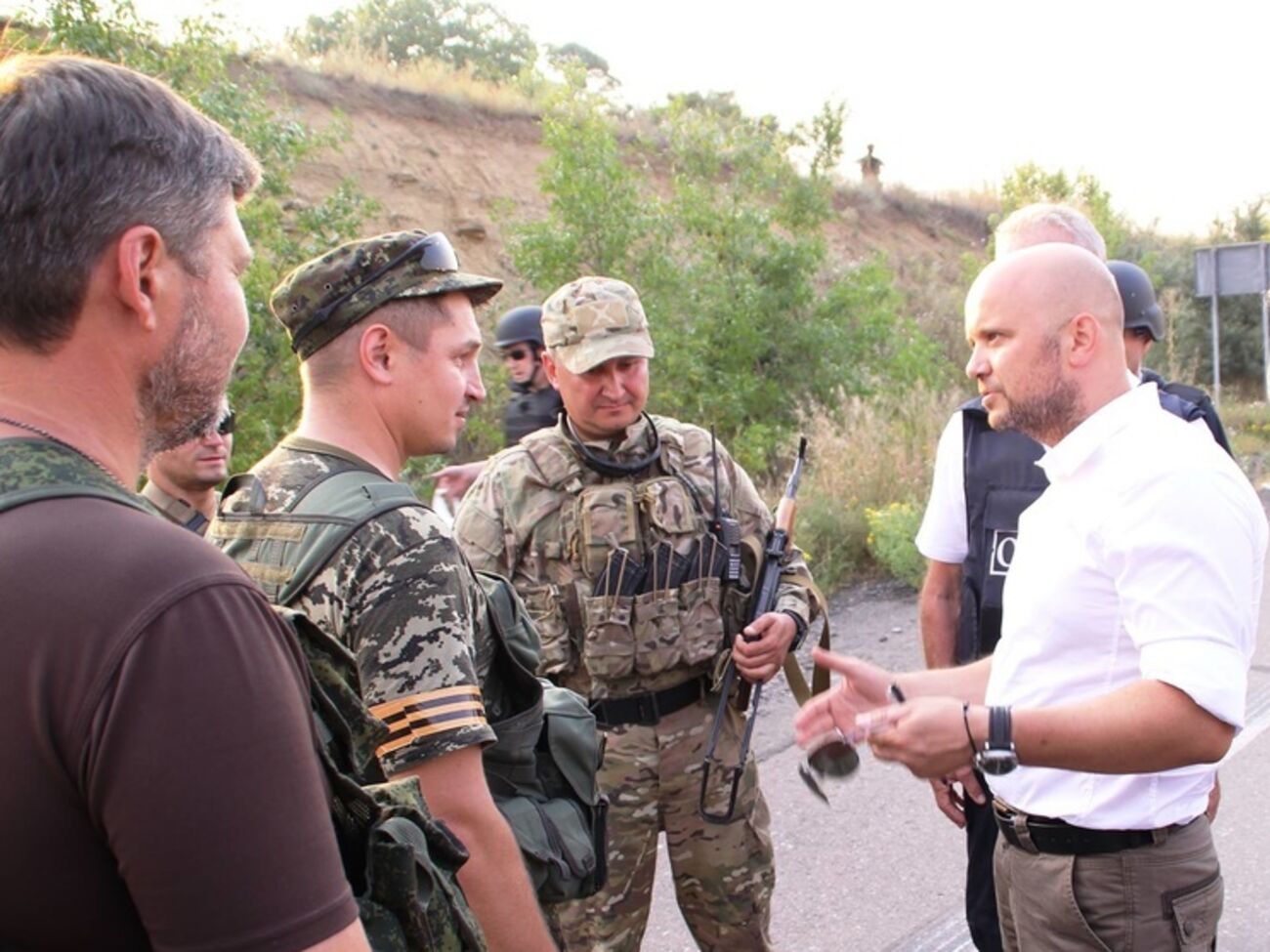 Юрий Тандит (крайний справа) анонсировал большой обмен пленными