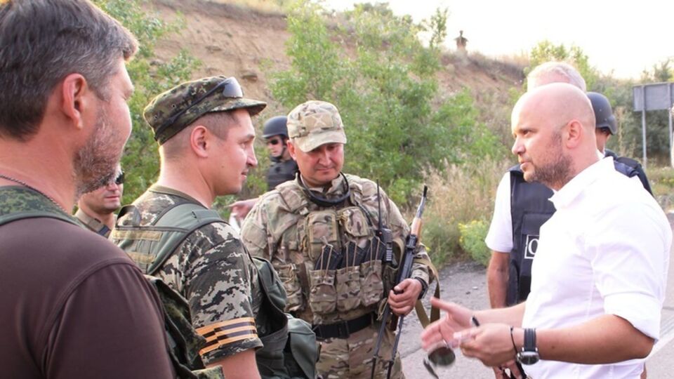 Юрий Тандит (крайний справа) анонсировал большой обмен пленными