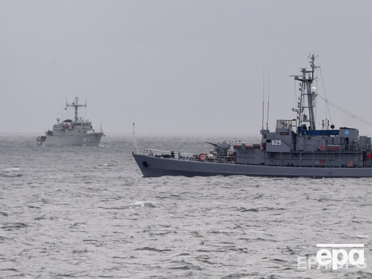 Тенденция к росту количества военных сил возникла на фоне регулярных сообщений о российских военных самолетах и кораблях, замеченных в регионе