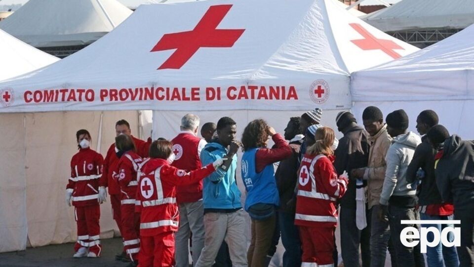 Судно привезло выживших в город Катания