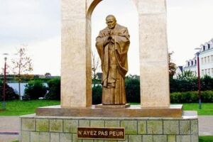 Памятник Папе Римскому в Плоэрмеле