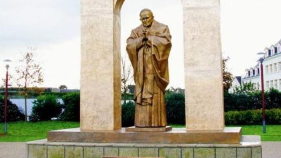 Памятник Папе Римскому в Плоэрмеле