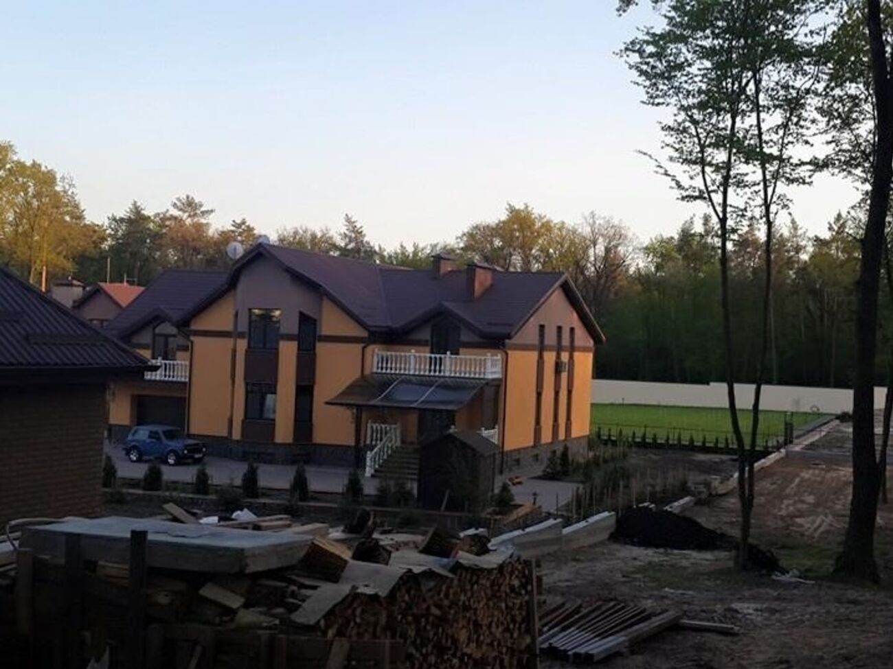 Дом в Лесниках, возле которого напали на журналистов телеканала ZIK