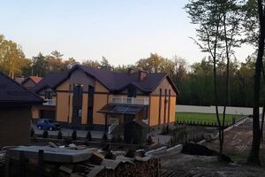 Дом в Лесниках, возле которого напали на журналистов телеканала ZIK