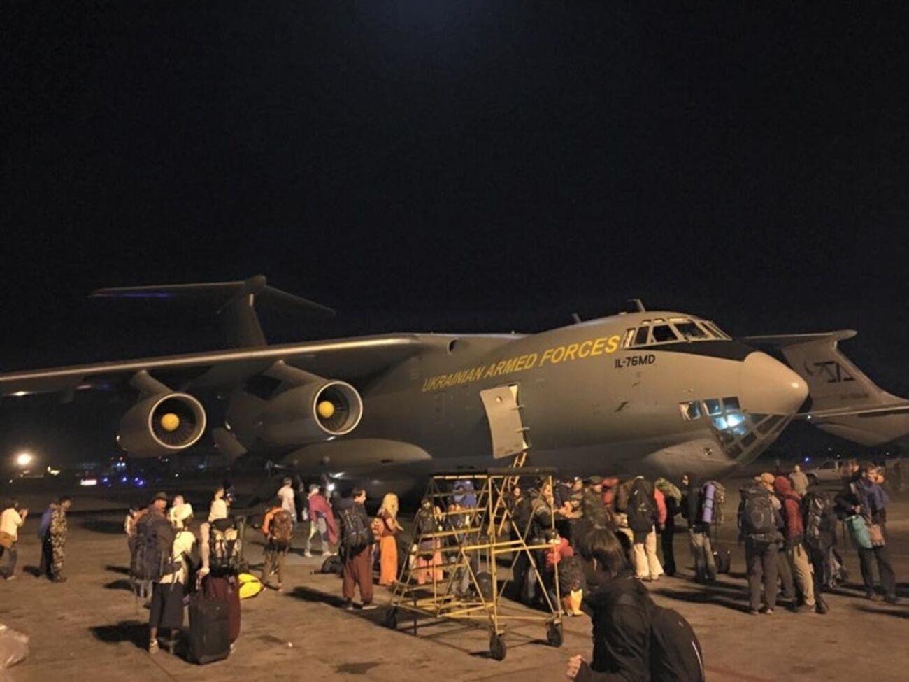 В общей сложности из Непала на Ил-76 вылетит почти сто человек, включая иностранных граждан