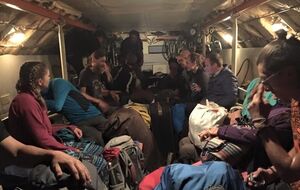 Самолет с украинцами готовится вылететь из Непала. Фоторепортаж