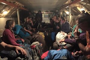 Самолет с украинцами готовится вылететь из Непала. Фоторепортаж