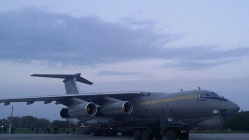 СМИ: Самолет Ил-76 Минобороны Украины меняет колесо в Дели