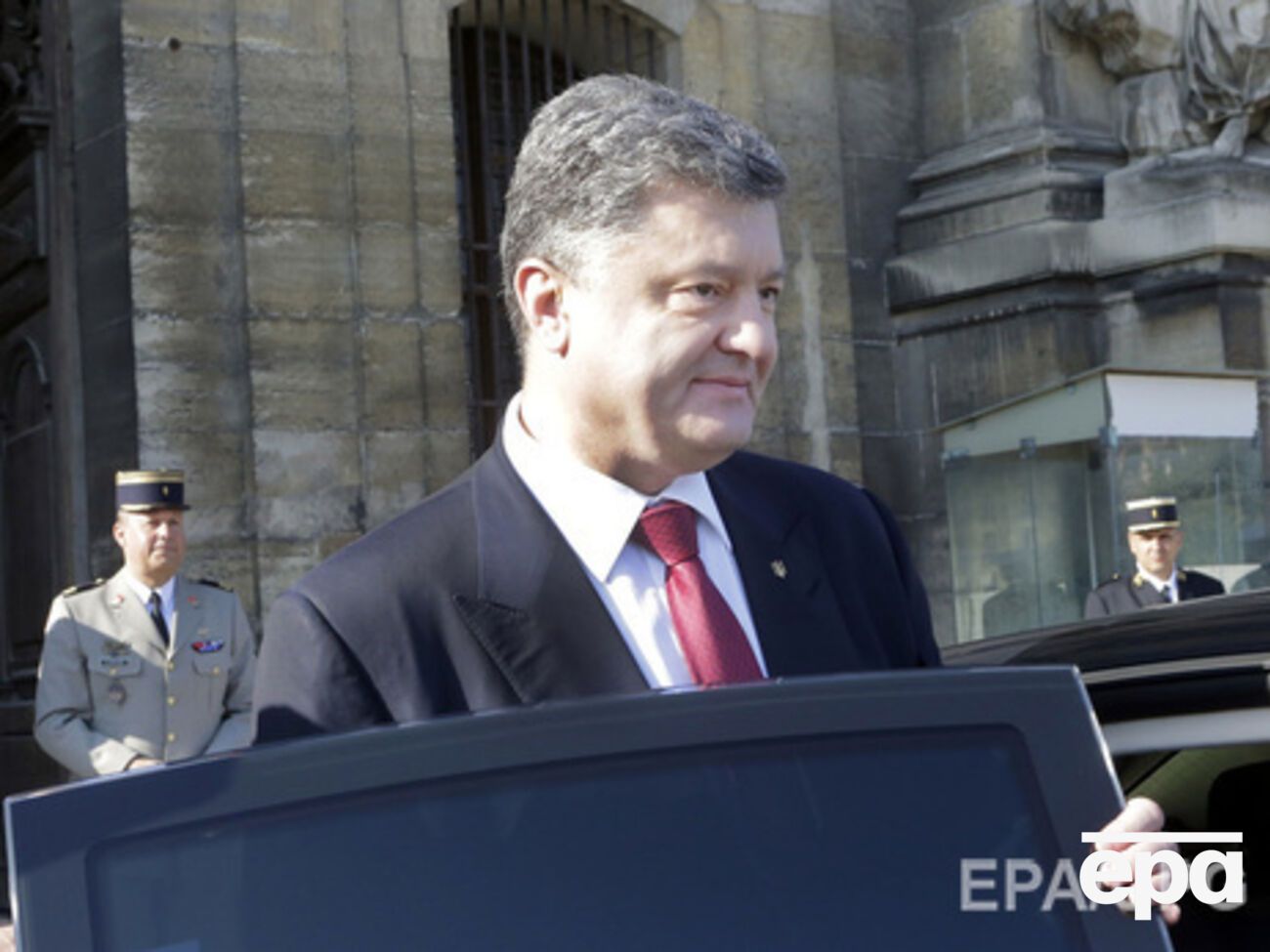 Порошенко заявил, что боевики должны убрать технику