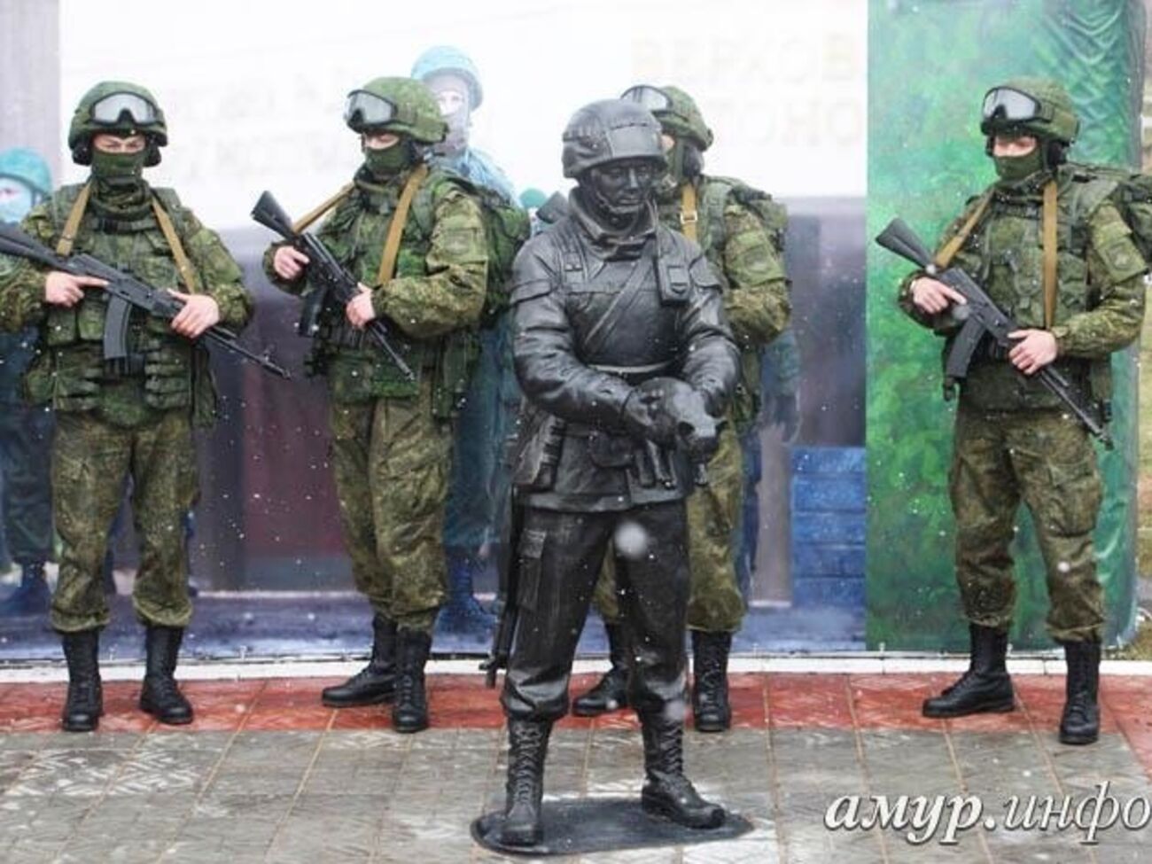 В России увековечили "зеленых человечков", захвативших Крым