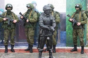 В России увековечили "зеленых человечков", захвативших Крым