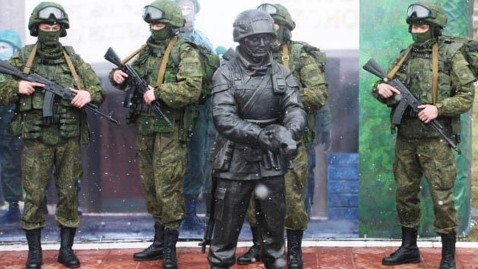 В России увековечили "зеленых человечков", захвативших Крым