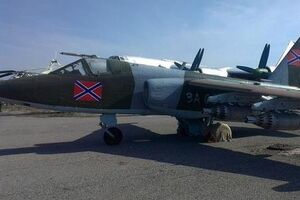 Штурмовик Су-25 с опознавательными знаками "Новороссии"