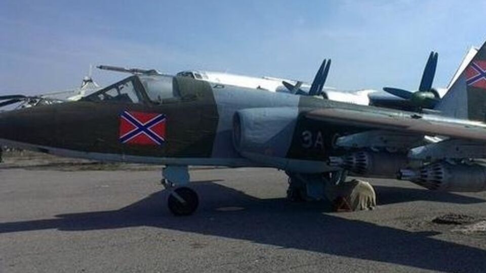 Штурмовик Су-25 с опознавательными знаками "Новороссии"