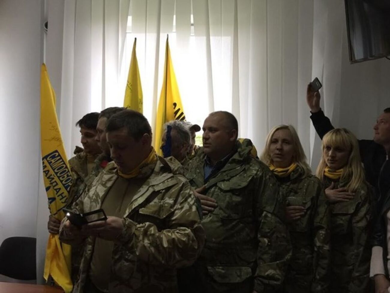 Самооборона Майдана зашла на заседание суда в Ровно, после чего судья скрылась