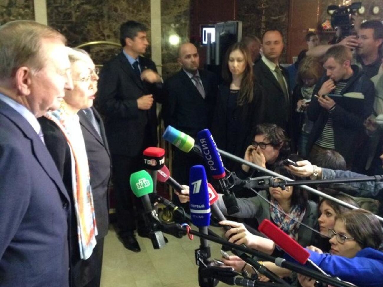 Участники встречи общаются с прессой