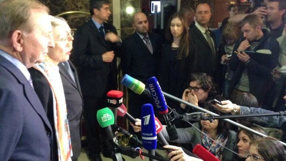 Участники встречи общаются с прессой