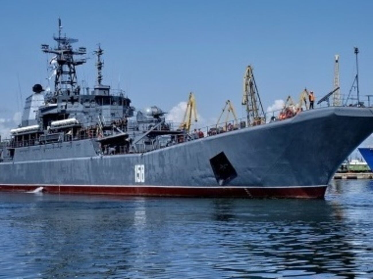 Согласно сообщению горсовета аннексированной Керчи,&nbsp;БДК-64 "Цезарь Куников" снова будет "присматривать" за парадом в городе