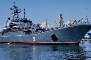 Согласно сообщению горсовета аннексированной Керчи, БДК-64 "Цезарь Куников" снова будет "присматривать" за парадом в городе