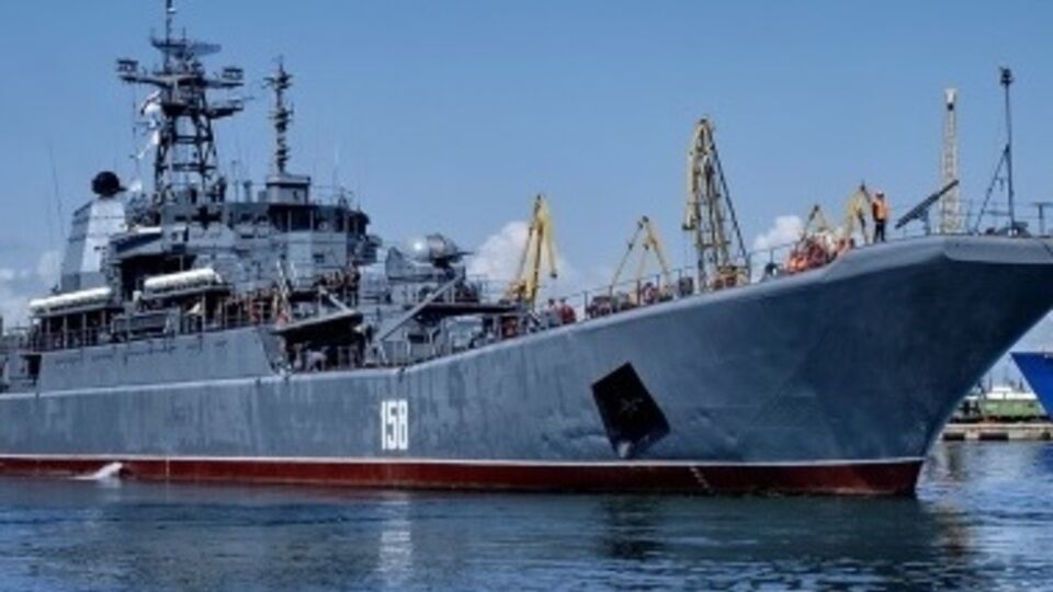 Согласно сообщению горсовета аннексированной Керчи, БДК-64 "Цезарь Куников" снова будет "присматривать" за парадом в городе