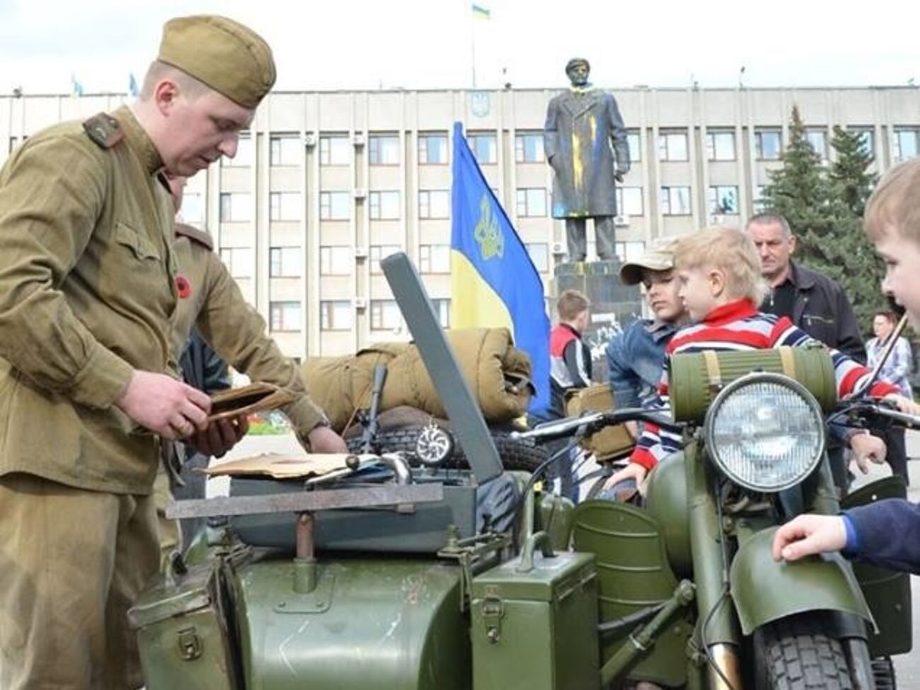 Киевские реконструкторы почтили память героев Второй мировой войны на Донбассе