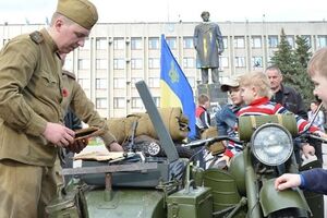 Киевские реконструкторы почтили память героев Второй мировой войны на Донбассе