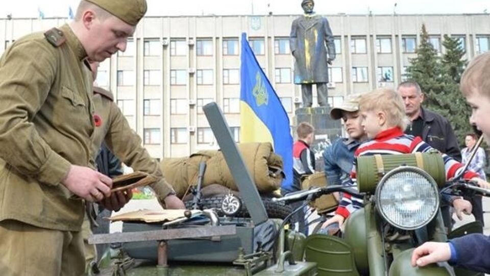 Киевские реконструкторы почтили память героев Второй мировой войны на Донбассе