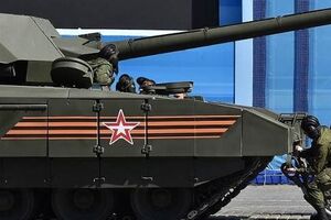 Российский танк берут на буксир