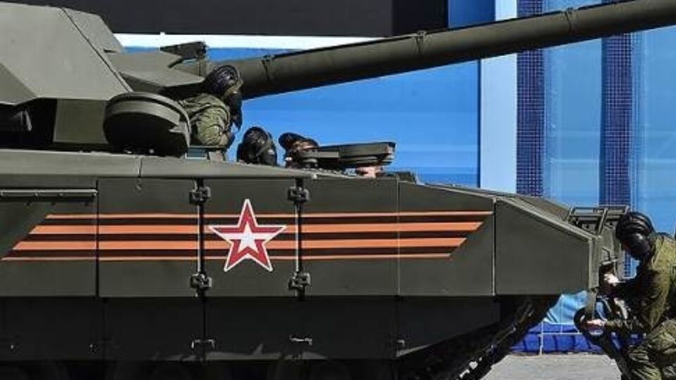 Российский танк берут на буксир