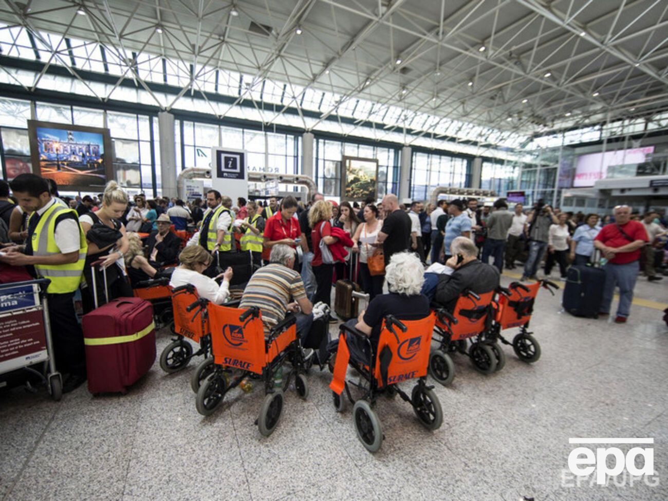 Огонь уничтожил несколько пунктов паспортного контроля и большую площадь магазинов Duty Free