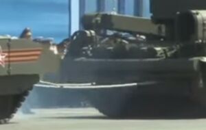 Заглохший во время репетиции парада в Москве танк "Армата" не смогли отбуксировать. Видео