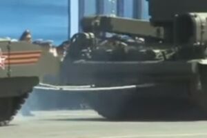 Заглохший во время репетиции парада в Москве танк "Армата" не смогли отбуксировать. Видео