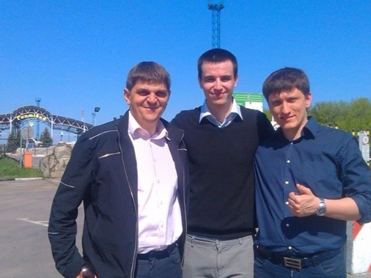 Юрий Яценко (в центре) уже находится на территории Украины