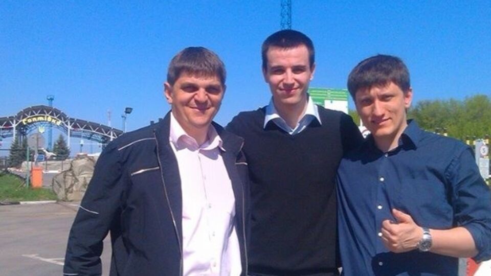 Юрий Яценко (в центре) уже находится на территории Украины
