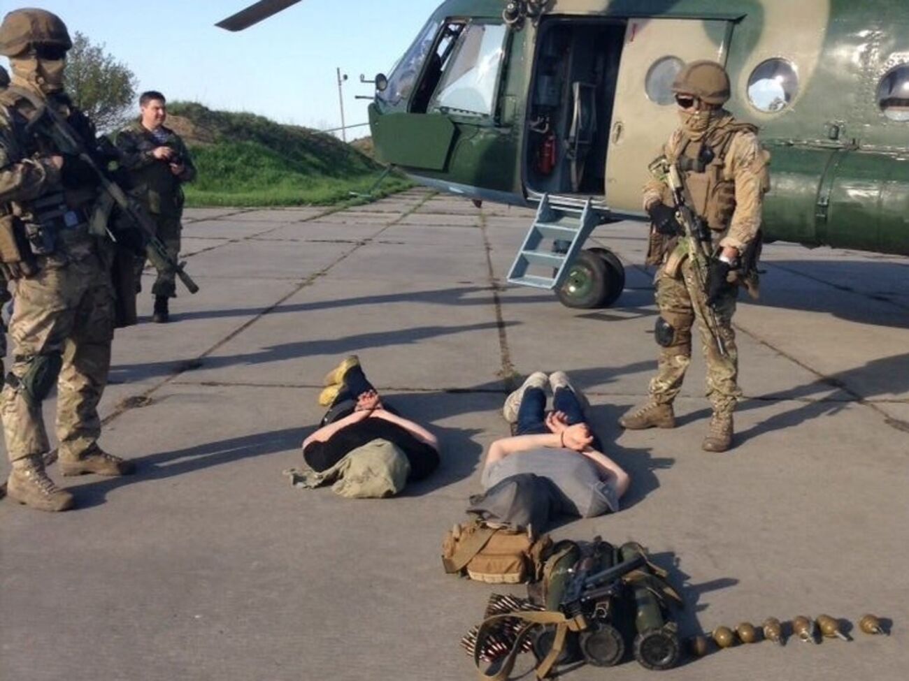 Задержанных боевиков вывезли вертолетом
