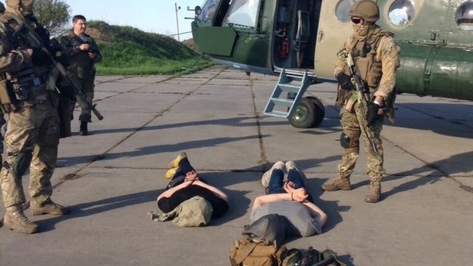 Задержанных боевиков вывезли вертолетом