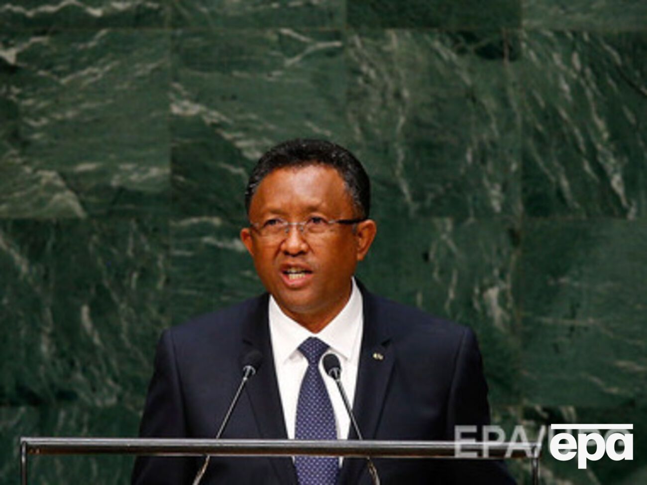 Слиток&nbsp;передали президенту Мадагаскара на церемонии