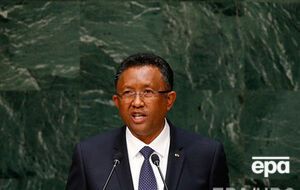 Слиток передали президенту Мадагаскара на церемонии