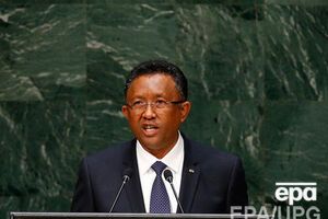 Слиток передали президенту Мадагаскара на церемонии