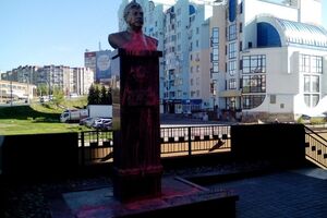 Женщина в капюшоне ночью облила бюст Сталина розовой краской