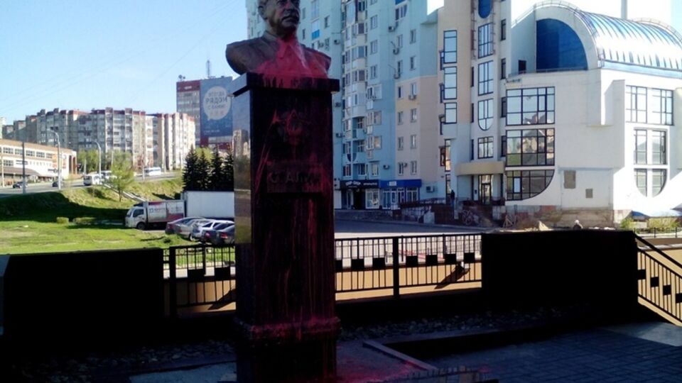Женщина в капюшоне ночью облила бюст Сталина розовой краской