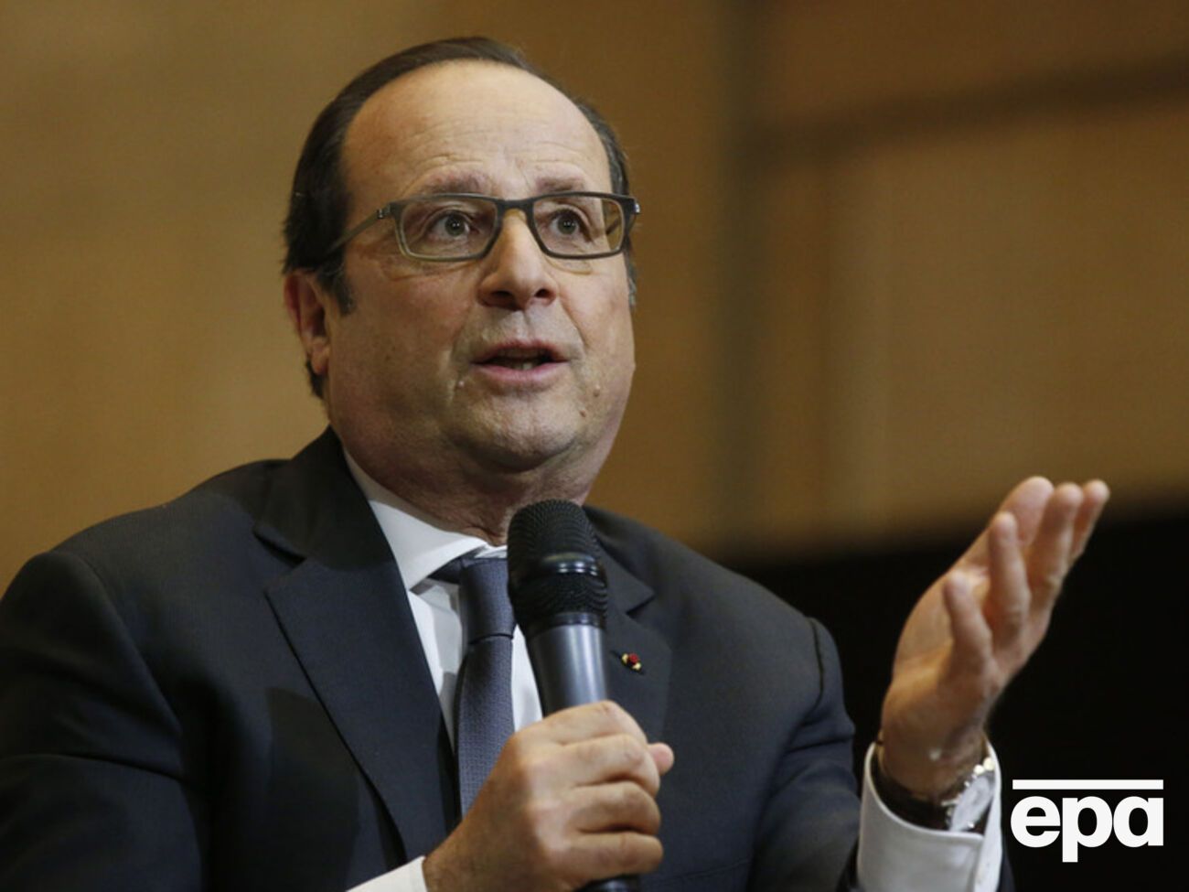 Олланд возложил цветы к памятнику