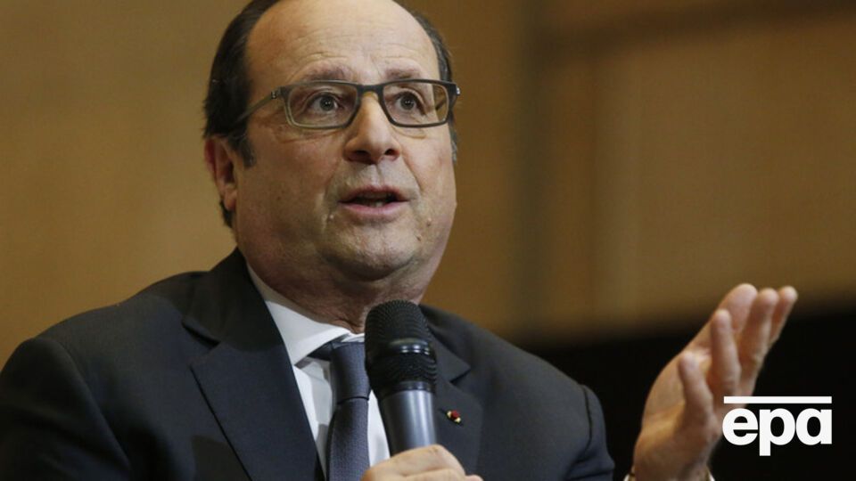 Олланд возложил цветы к памятнику